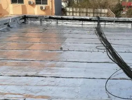 鹰潭卫生间漏水维修公司分享下鹰潭屋面楼顶防水刚性防水层施工要点。